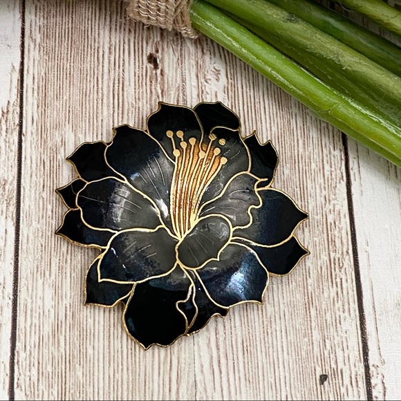 Vintage Unsigned Black Flower Enameled Brooch - Picture 9 of 12